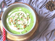 Dal blog: Col cavoloVellutata di broccoli e patate con yogurt alla senape e mandorle