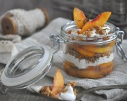 Dal blog: La cucina di stagione  Pesche caramellate con yogurt greco e crumble