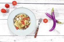 Dal blog: Davide Zambelli   Spaghetti alle vongole con melanzane siciliane e pomodori Pomilio