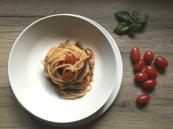 Dal blog: Caffè Babilonia   Spaghetti con datterino, melanzana e pancetta
